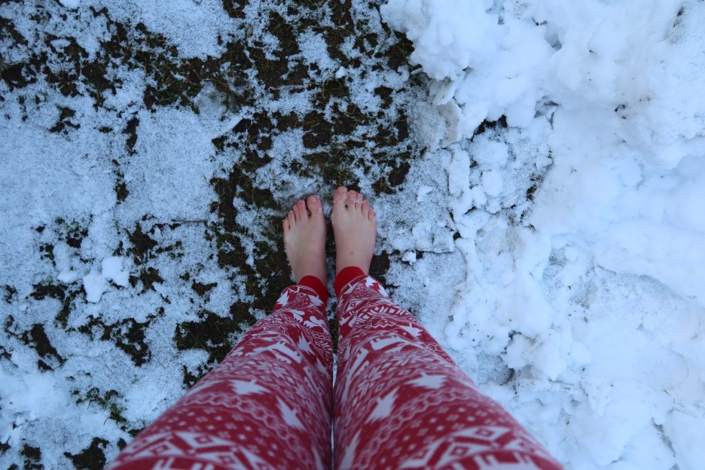 chodzenie boso po śniegu, uziemianie zimą